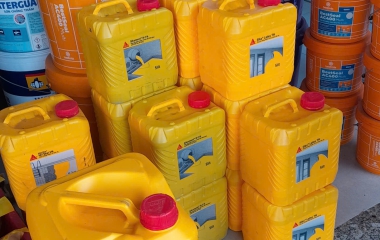 So sánh Sikament R4 và Sikament R7 – Nên dùng loại nào cho bê tông?